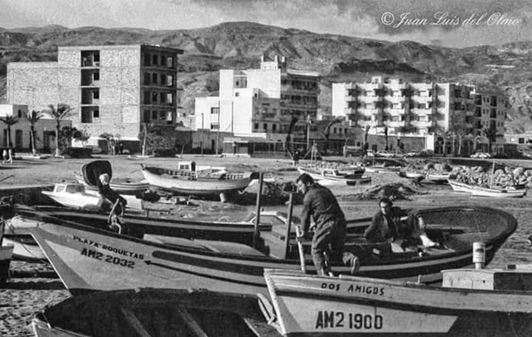Pescadores históricos de Roquetas de Mar con sus barcas